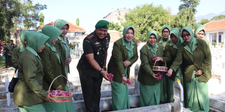 Dalam Rangka Hari Juang TNI AD Tahun 2023 Kodim 0611/Garut Melakukan Ziarah Ke Makam Pahlawan Tenjolaya.
