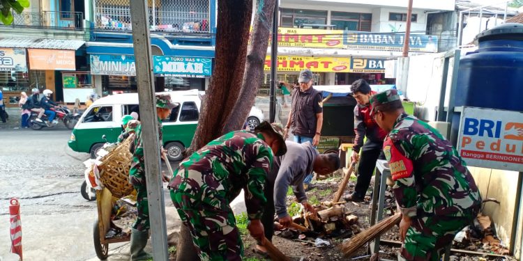 Prajurit Kodim 0611/Garut turun ke Pasar dan Sungai Cimanuk Kab Garut Membersikan sampah.