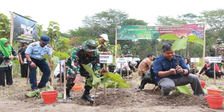 Peringati Hari Juang TNI AD Ke – 78 Dan HUT Ke – 75 Kodam V/Brw Tahun 2023, Kodim 0808/Blitar Gelar Ziarah Rombongan Ke TMP Raden Wijaya