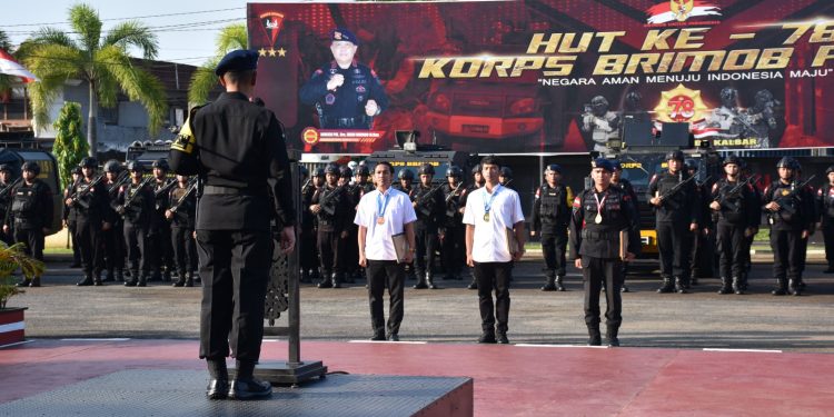 Personil Brimob Polda Kalbar Yang Berpretasi Dapat Ganjar Penghargaan Dari Dansatbrimob
