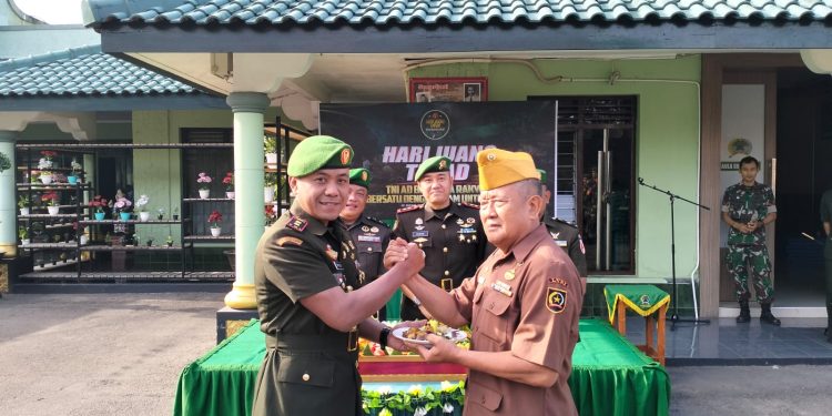 Momen Peringatan Hari Juang TNI AD Ke – 78 Tahun 2023, Dandim 0808/Blitar Berikan Penghargaan Kepada Veteran