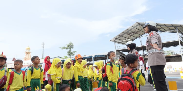 Polres Blitar Berikan Pemahaman Tugas Dan Fungsi Kepolisian Kepada Adik – Adik RA Plus Al-Humaira Mandesan Desa Selopuro