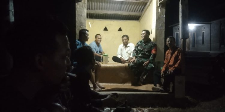 Babinsa Koramil 426-04 Banjar Agung Monitoring Pos Ronda di Wilayah Binaannya