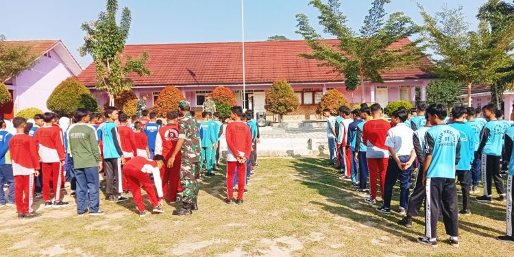 Babinsa Koramil 426-04 Banjar Agung Memberikan Materi PBB Dan Penyuluhan Bahaya Narkoba Kepada Siswa Siswi SMKN 1