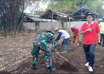 Peduli Pembangunan Di Wilayah, Babinsa Koramil Udanawu Bersama Warga Masyarakat Gelar Kerja Bakti Pembuatan Jalan Baru