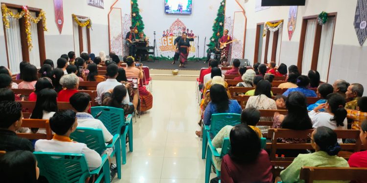 Kapolsek Bersama Personel Polsek Mojoroto, Babinsa dan Linmas Giat PAM Rangkaian Perayaan Natal 2023 di Gereja Baptis Indonesia Bukit Pengharapan