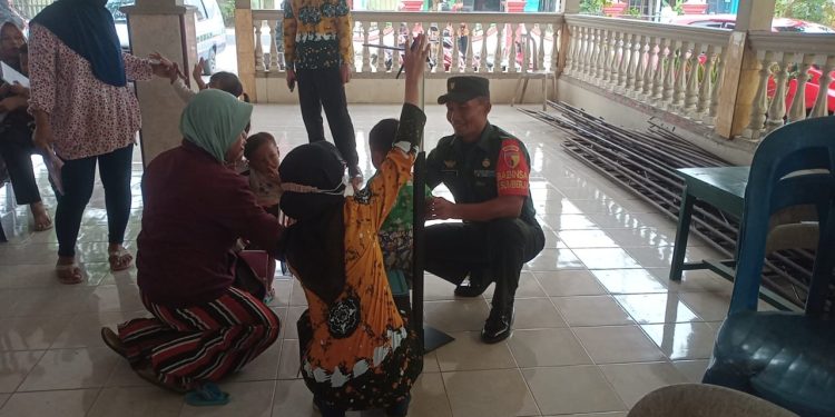 Peduli Kesehatan Anak Di Wilayah Binaannya, Babinsa Koramil Kademangan Dampingi Kegiatan Posyandu Balita