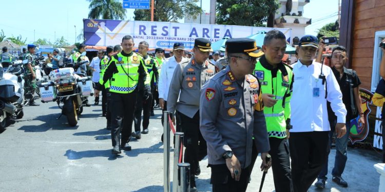 Kapolda Jatim Cek Kesiapan Ops Lilin Semeru dan Jalur Pantura Surabaya – Banyuwangi dengan Patroli Bermotor