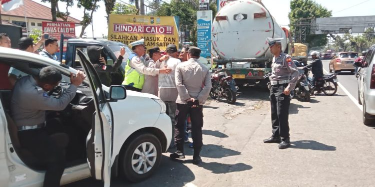 Polres Malang Amankan Belasan Orang Diduga Calo SIM di Satpas Singosari