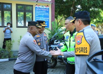 Kapolda Jatim Beri Motivasi Serahkan Tali Asih di Pos Pam Nataru ASDP Ketapang Banyuwangi