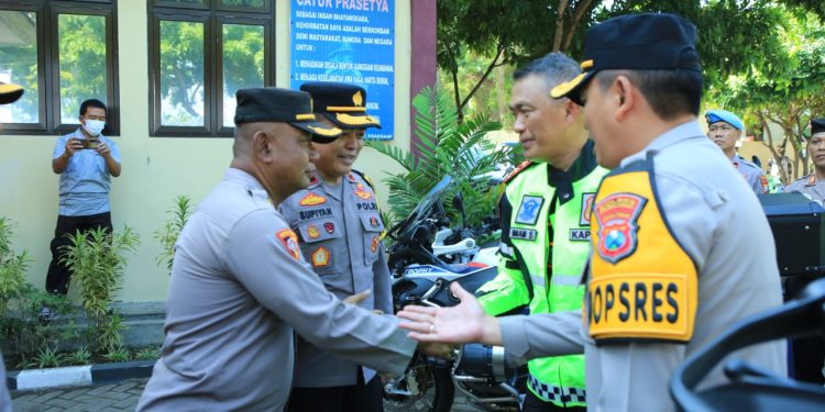 Kapolda Jatim Beri Motivasi Serahkan Tali Asih di Pos Pam Nataru ASDP Ketapang Banyuwangi