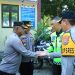 Kapolda Jatim Beri Motivasi Serahkan Tali Asih di Pos Pam Nataru ASDP Ketapang Banyuwangi