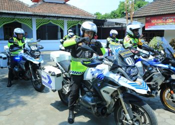 Patroli Motor di Jalur Pantura Situbondo, Kapolda Jatim Beri Bansos Untuk Warga Asembagus