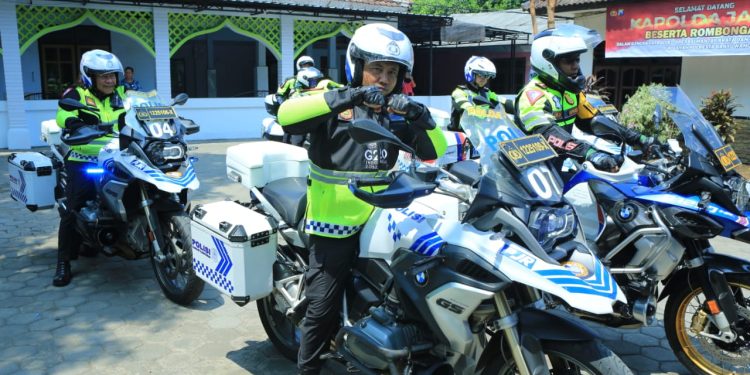 Patroli Motor di Jalur Pantura Situbondo, Kapolda Jatim Beri Bansos Untuk Warga Asembagus