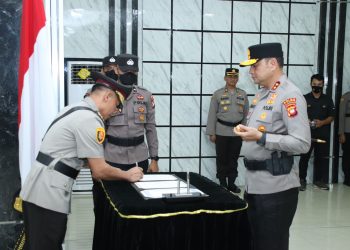 Pimpin Upacara Pelantikan dan Serah Terima Jabatan di Lingkungan Polda Kalbar, Kapolda Kalbar Berikan Apresiasi Kepada Pejabat Lama
