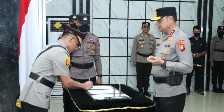 Pimpin Upacara Pelantikan dan Serah Terima Jabatan di Lingkungan Polda Kalbar, Kapolda Kalbar Berikan Apresiasi Kepada Pejabat Lama