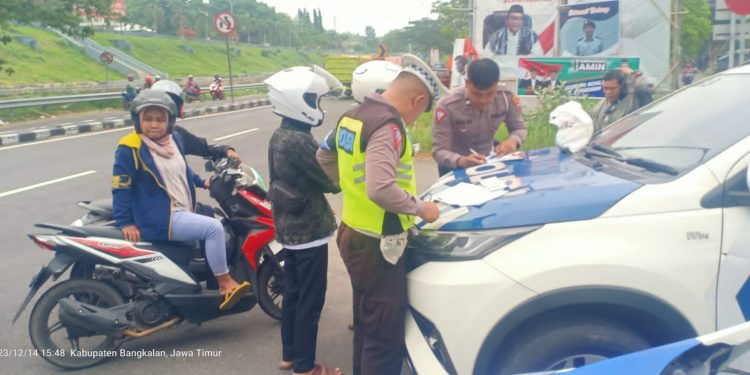 Tertibkan Pengendara Polres Bangkalan Lakukan Tilang Manual