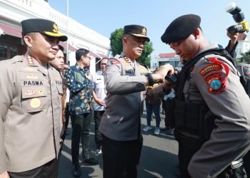 Kapolda Jatim Serahkan 50 Bodycam Kepada Anggota Polrestabes Surabaya