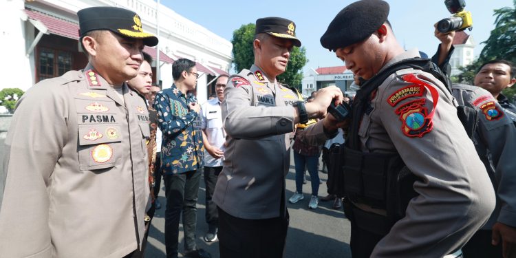 Kapolda Jatim Serahkan 50 Bodycam Kepada Anggota Polrestabes Surabaya