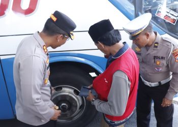 Jelang Nataru, Polres Situbondo Bersama Dishub Tes Urine Sopir dan Cek Kelaikan Kendaraan Umum