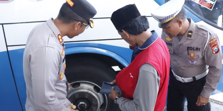 Jelang Nataru, Polres Situbondo Bersama Dishub Tes Urine Sopir dan Cek Kelaikan Kendaraan Umum