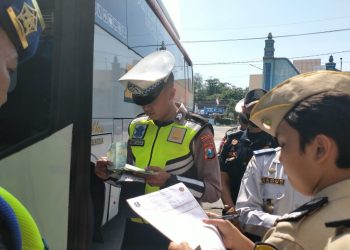 Jelang Nataru, Polres Magetan Bersama Dishub Lakukan Ramp Check Angkutan Transportasi