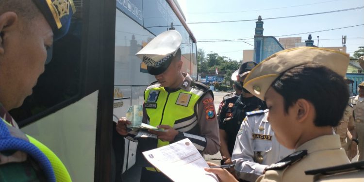 Jelang Nataru, Polres Magetan Bersama Dishub Lakukan Ramp Check Angkutan Transportasi