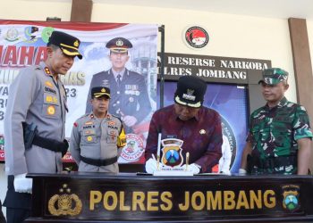 Jelang Nataru, Polres Jombang Musnahkan Ribuan Botol Miras Berbagai merk