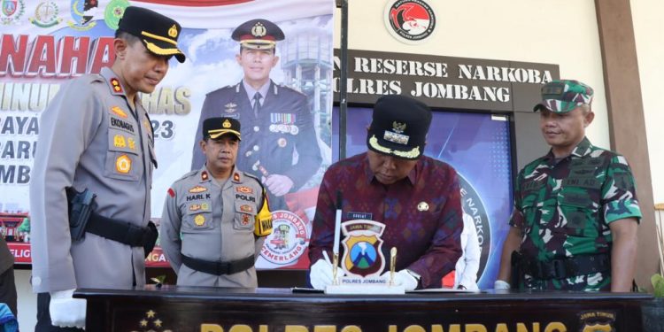 Jelang Nataru, Polres Jombang Musnahkan Ribuan Botol Miras Berbagai merk