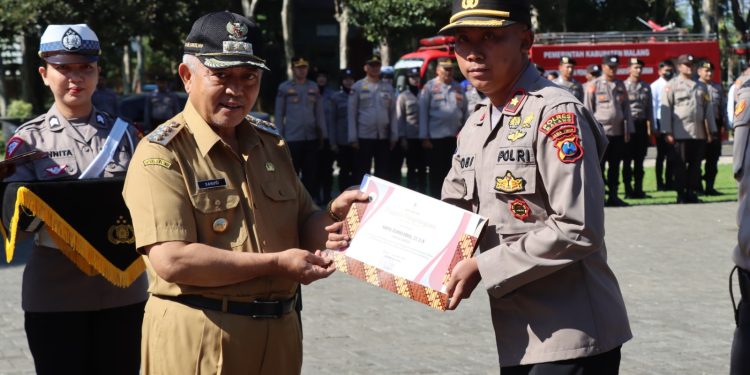 Wujud Apresiasi, Bupati HM Sanusi Beri Penghargaan 45 Personel Polres Malang dan Bhayangkari