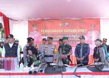 Di Lamongan, 2.500 liter Miras dan Ratusan Knalpot Brong Dimusnahkan Jelang Nataru