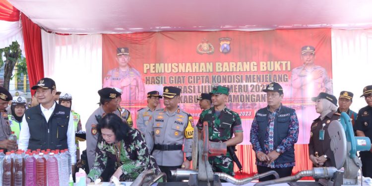 Di Lamongan, 2.500 liter Miras dan Ratusan Knalpot Brong Dimusnahkan Jelang Nataru