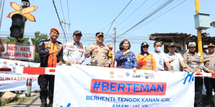 Kapolres Kediri Kota Bersama Forkopimda Resmikan Palang Pintu Kereta api