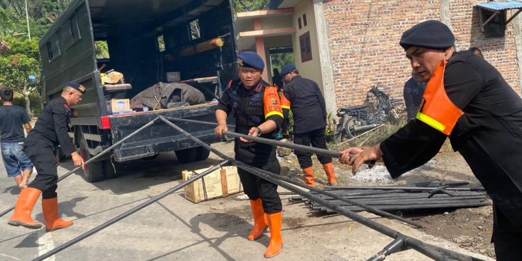 Serentak Bergerak, Polres Simalungun Bersama Tim Gabungan Bersihkan Dampak Banjir Bandang di Haranggaol