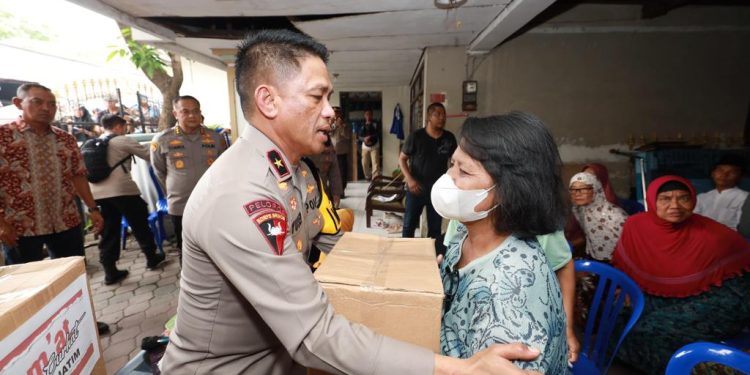 Gelar Jumat Curhat di Desa Bungurasih, Waka Polda Jatim Salurkan Bansos untuk Warga