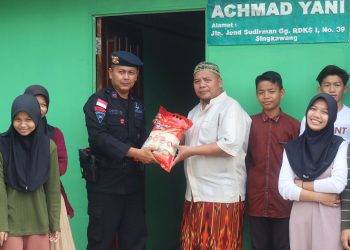 Jumat Berkah Brimob Kalbar Dengan Berbagi Kebahagiaan
