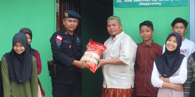Jumat Berkah Brimob Kalbar Dengan Berbagi Kebahagiaan