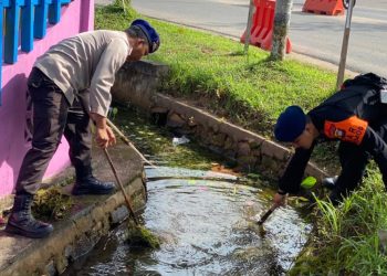 Brimob Kalbar Cegah Banjir Dengan Bersihkan Saluran Air