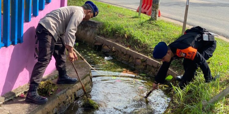 Brimob Kalbar Cegah Banjir Dengan Bersihkan Saluran Air