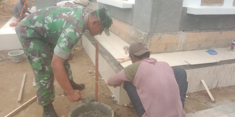 Babinsa Koramil 426-05 Penawar Bantu Warga Binaan Melanjutkan Pemasangan Keramik