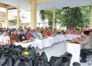 Polres Mojokerto Peduli, Berbagi Sembako di Jum’at Curhat