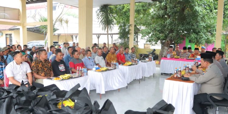 Polres Mojokerto Peduli, Berbagi Sembako di Jum’at Curhat
