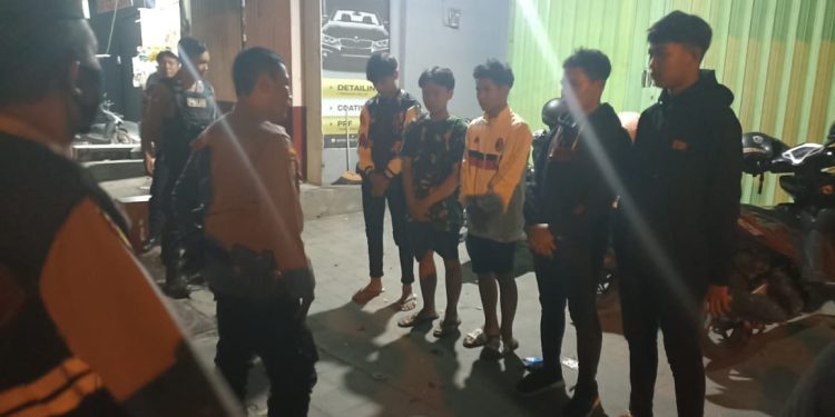 Gerombolan Pemuda Beratribut Perguruan Pencak Silat yang Sedang Arak – Arakan Konvoi Liar Dihentikan Tim Patroli Polsek Mojoroto