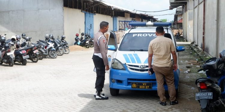 Tim Satgas Operasi Mantap Brata Polda Kalbar Laksanakan Pengamanan Ketat Terhadap Proses Pelipatan Surat Suara di Kota Pontianak