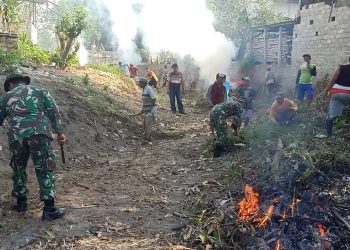 Cegah Terjadinya Banjir, Anggota Koramil Wonodadi Bersama Tiga Pilar Dan Warga Masyarakat, Laksanakan Pembersihan Sungai Kali Wedi