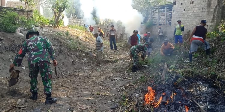 Cegah Terjadinya Banjir, Anggota Koramil Wonodadi Bersama Tiga Pilar Dan Warga Masyarakat, Laksanakan Pembersihan Sungai Kali Wedi