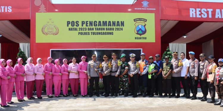 Motivasi Personel, Kapolres dan Ketua Bhayangkari Tulungagung Kunjungi Pos Pam dan Pos Yan Ops Lilin Semeru 2023