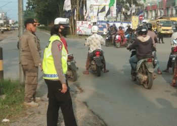 Satgas Kamseltibcar Lantas OMB Kapuas Polda Kalbar Tetap Konsisten Laksanakan Tugas Pokok Dan Fungsinya Meski di Hari Libur Natal