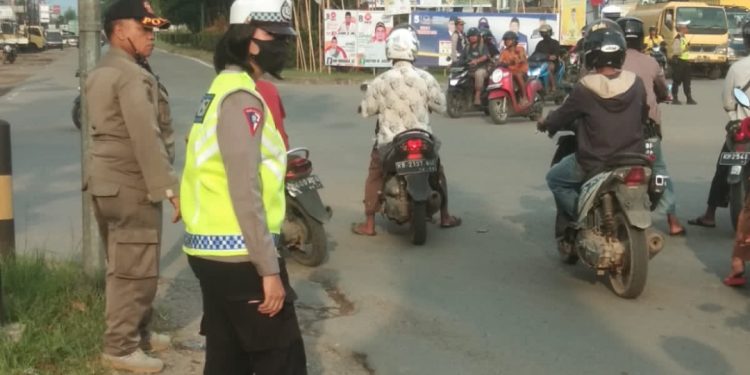 Satgas Kamseltibcar Lantas OMB Kapuas Polda Kalbar Tetap Konsisten Laksanakan Tugas Pokok Dan Fungsinya Meski di Hari Libur Natal