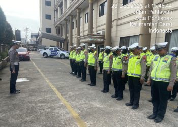 Satgas Kamseltibcar Lantas OMB Kapuas Polda Kalbar Tetap Konsisten Laksanakan Tugas Pokok Dan Fungsinya Meski di Hari Libur Natal
